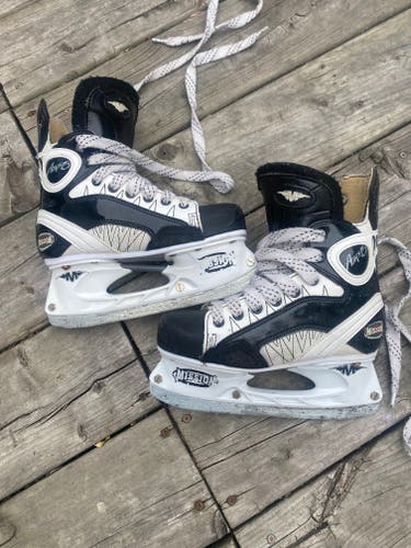 Mission Hockey Skates youth Size 2D (Used)