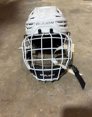 White Small Bauer Re-Akt 150 Helmet (Used)