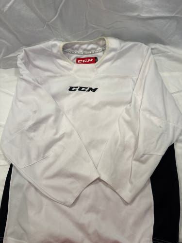 White Large/Extra Large Kids Unisex CCM Jersey (Used)