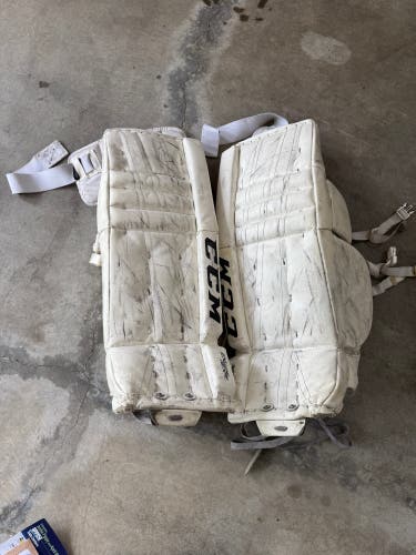 26" + 1 Jr CCM Extreme Flex 760 Goalie Leg Pads (Used)