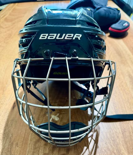 BAUER RE-AKT 150 HELMET SIZE M (USED)
