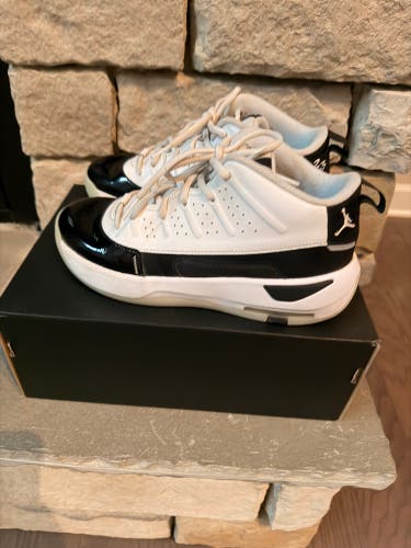White Unisex 6Y (Big Kids / Youth) Youth Nike Shoes (Used)