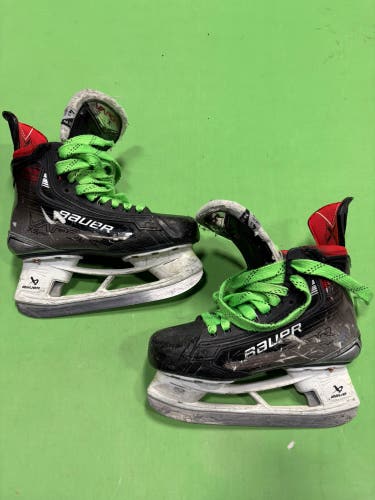 Intermediate Bauer Vapor X5 Pro Hockey Skates Size 4.5