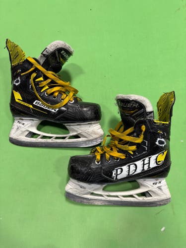 Junior Bauer Supreme M4 Hockey Skates Regular Width Size 3 (Used)