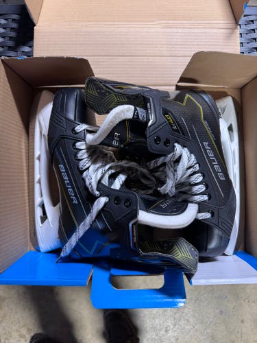 2024 Bauer Supreme M40 Hockey Skates 9.5 (Used)