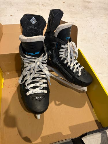True Pro Custom Hockey Skates Regular Width 9 (Used)