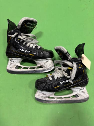 Junior Bauer Supreme M5 Pro Hockey Skates Regular Width Size 2.5