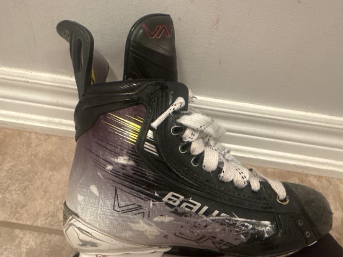 Black/Gray 2025 Bauer Vapor Hyperlite 2 Hockey Skates Regular Width Size 5 (Used)