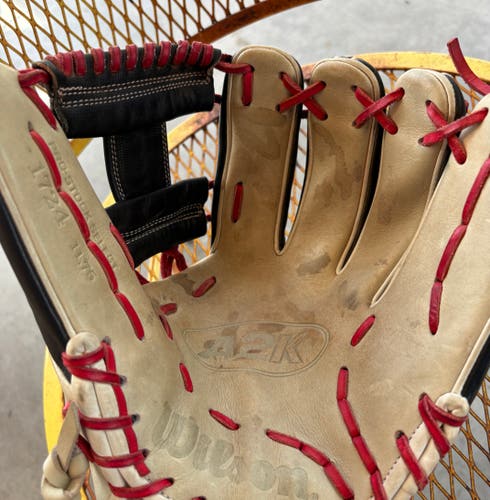 Wilson A2K 1724 11.75” Infield Baseball Glove RHT - Black/White/Red - Excellent