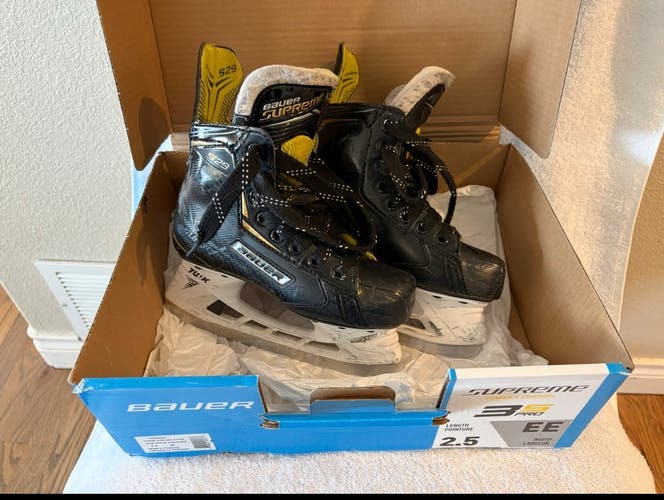 Bauer Hockey Skates Extra Wide Width Size 2.5 (Used)