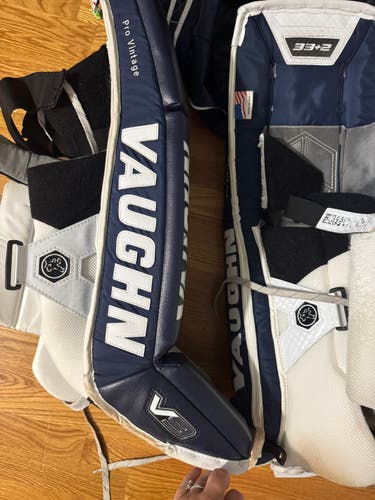 33" Vaughn Pro v9 Goalie Leg Pads (Used)