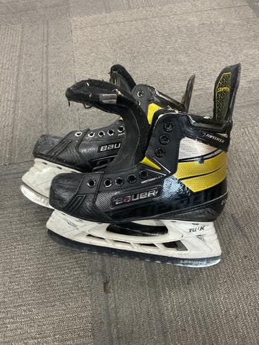 Used Bauer SUPREME MATRIX Junior Hockey Skate Junior 03 11614-S000245095