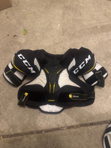 Large Junior CCM Tacks 9060 Shoulder Pads (Used)