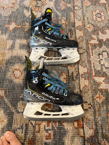 Black/Gray Bauer Vapor Hockey Skates Size 2.5 (Used)