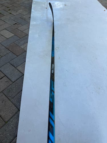 Senior Bauer Pulse Right Handed Hockey Stick P28 77 Flex (New)