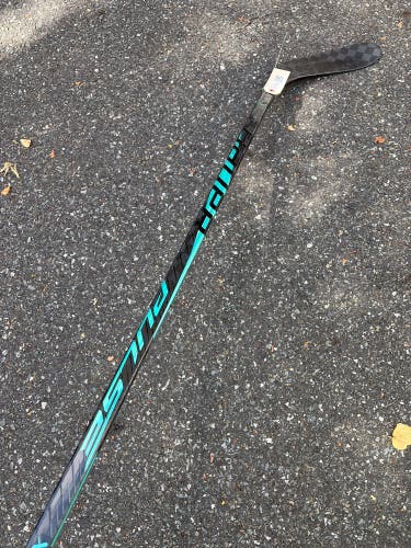 Junior Bauer Pulse Hockey Stick Right Handed P28 50 Flex (Used)