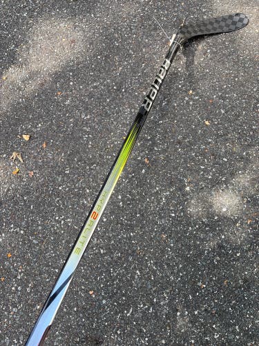 Junior Bauer Vapor Hyperlite 2 Hockey Stick Right Handed P28 50 Flex (Used)