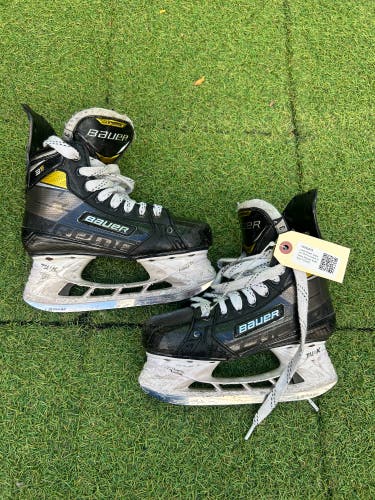 Junior Bauer Supreme 3S Pro Hockey Skates Regular Width Size 3 (Used)