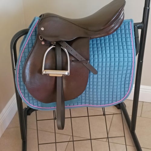 17.5" Courbette Close Contact Saddle Package