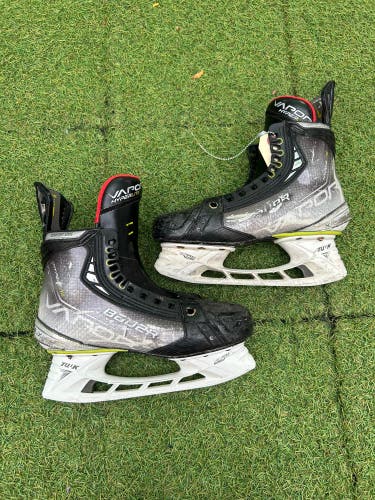 Intermediate Bauer Vapor Hyperlite Hockey Skates Size 4.5 | Bauer Fit 1 (Used)