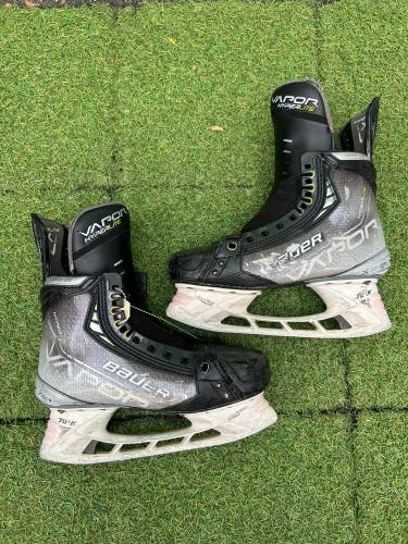 Intermediate Bauer Vapor Hyperlite Hockey Skates Size 5.5 | Bauer Fit 1 (Used)