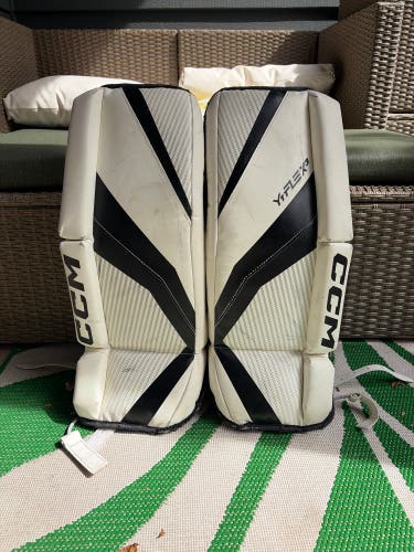 Youth 22" Youth CCM YTFLEX 3 Goalie Leg Pads (Used)