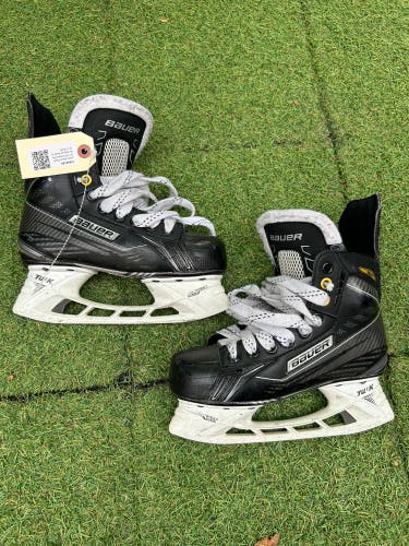 Junior Bauer Supreme 160 Hockey Skates Regular Width Size 3 (Used)