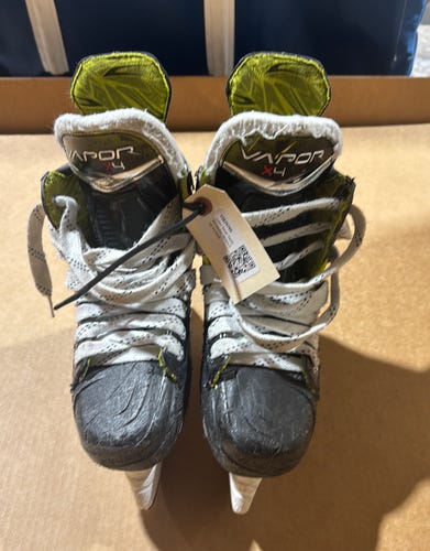 Junior Bauer Vapor X4 Hockey Skates Size 3 (Used)