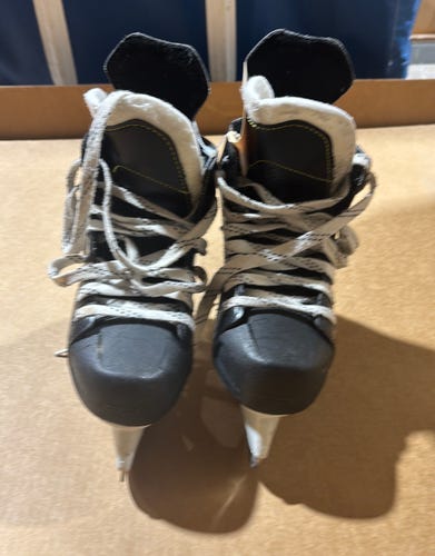 Junior CCM Tacks 9040 Hockey Skates Size 1 (Used)