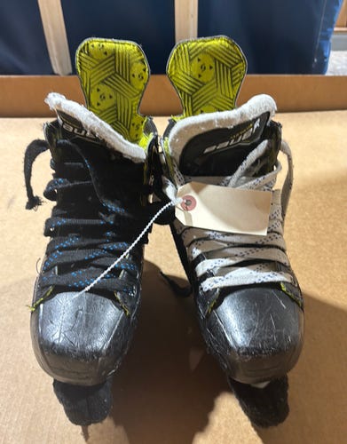 Intermediate Bauer Hockey Skates Size 4.5 (Used) M30