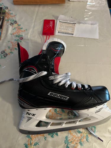 Black 2017 Bauer Vapor X600 Hockey Skates Extra Wide Width 10 (Used)