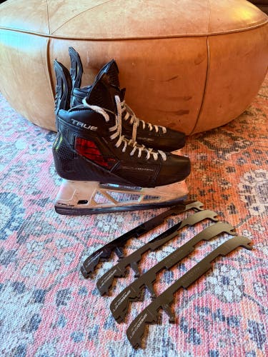 Black 2025 True SVH Pro Hockey Skates Regular Width 8.5 (Used)