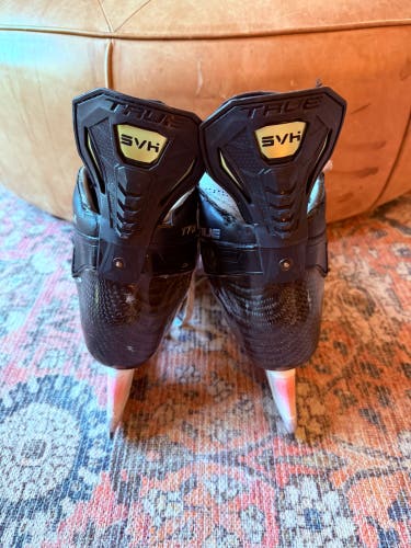 Black 2025 True SVH Pro Hockey Skates Regular Width 8.5 (Used)