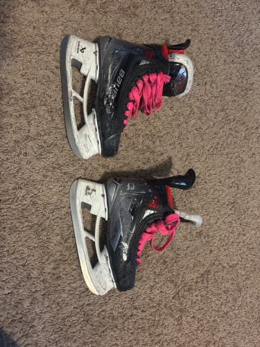 Black 2023 Bauer Vapor X5 Pro Hockey Skates Extra Wide Width Size 3 (Used)