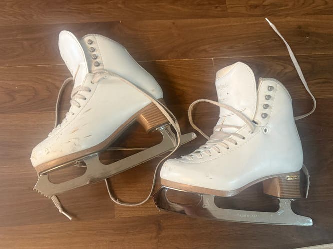 Figure Skates B Adult 4 (Used)