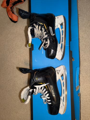 Black 2018 Bauer Supreme 2S Hockey Skates Regular Width 9 (Used)