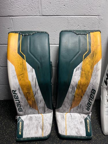 Medium Bauer FlyLite Goalie Leg Pads (Used)