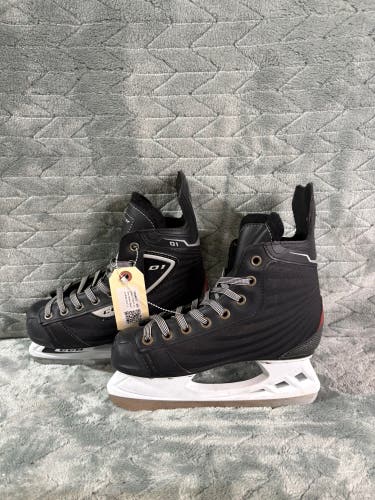Junior CCM 01 Hockey Skates Regular Width Size 3 (Used)