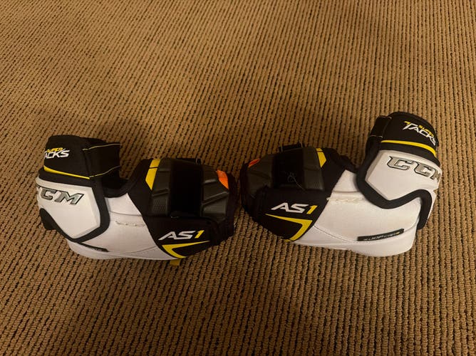 Senior Medium CCM Super Tacks AS1 Elbow Pads (Used)