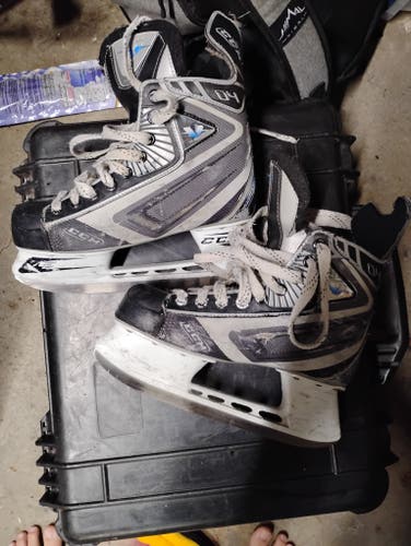 Junior New CCM Vector 4.0 Hockey Skates Regular Width Size 5