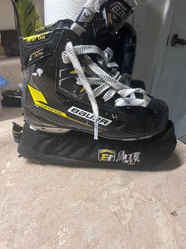 2022 Bauer Supreme M4 Hockey Skates Regular Width Size 3 (Used)