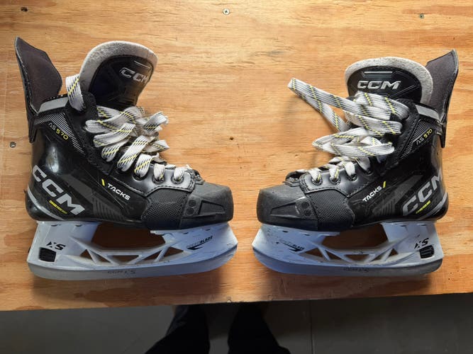 2022 CCM Tacks AS-570 Hockey Skates Regular Width Size 2 (Used)