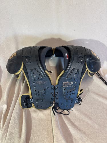 Medium Youth Schutt Y Flex 4.2 Shoulder Pads (Used)