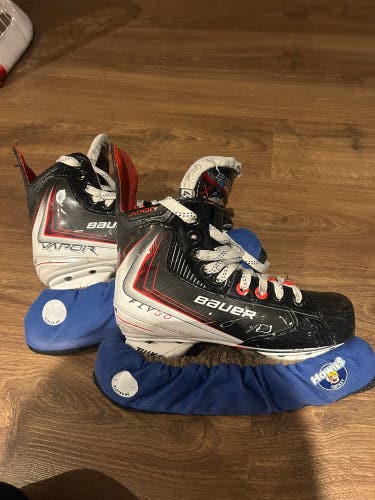 2025 Bauer Vapor Fly30 Hockey Skates Regular Width Size 4.5 (Used)