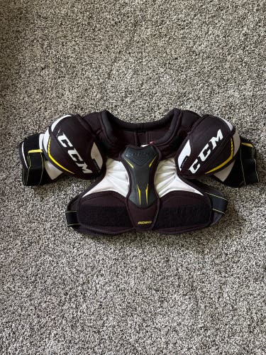 Medium Junior CCM Tacks 9060 Shoulder Pads (Used)