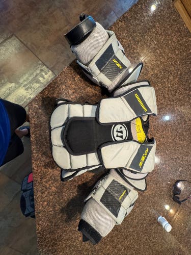 Junior Small / Medium Warrior Ritual RX3 E Goalie Chest Protector (Used)