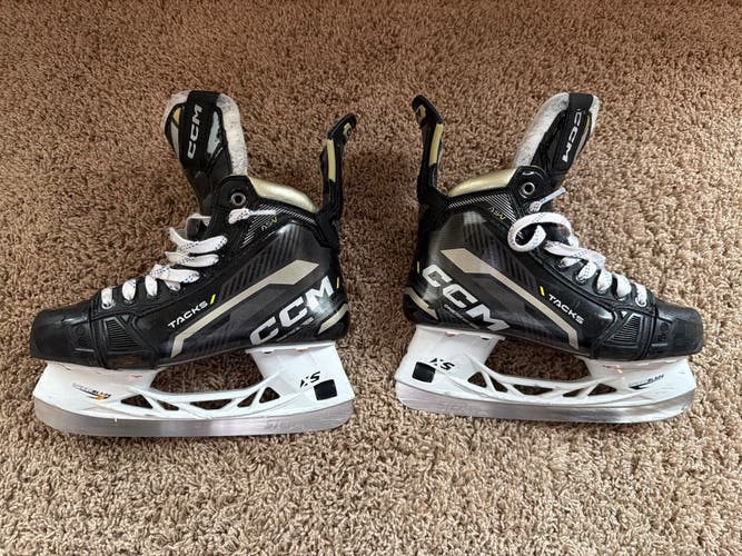 2022 CCM AS-V Hockey Skates Size 4.5 (Used)