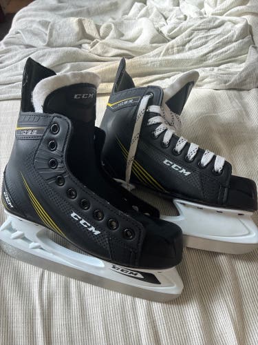 CCM 1052 Hockey Skates Size 4 (New)