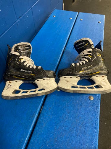 Black 2022 Bauer Supreme M5 Pro Hockey Skates Regular Width Pro Stock Size 3 (Used)