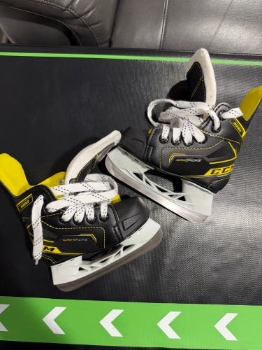 CCM Tacks 9350 Hockey Skates Regular Width 6 (Used)